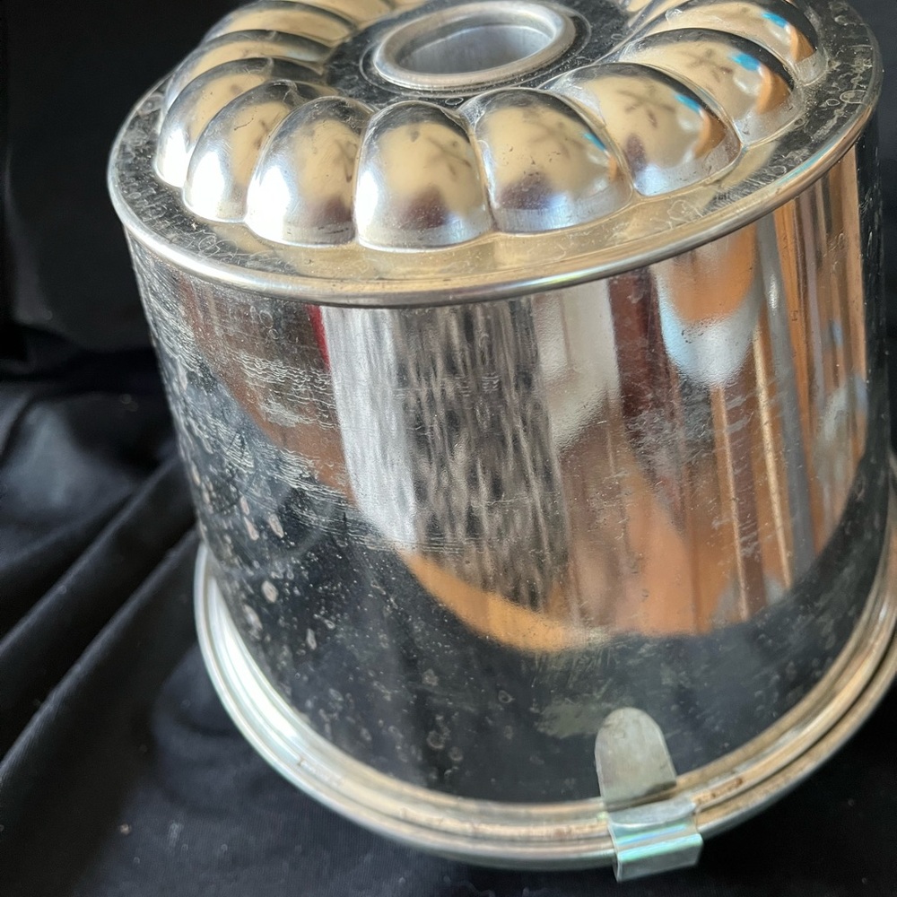 Classic Silver Angel Food / Jello Mold Tube Pan - metal - Picture 2 of 10